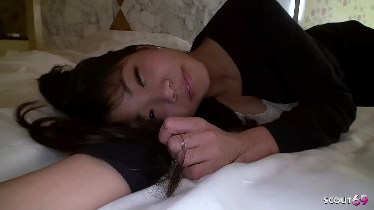 日本無碼*嬌小的日本繼姊在假期旅行的一間房間裡被騙進行禁忌內射性交