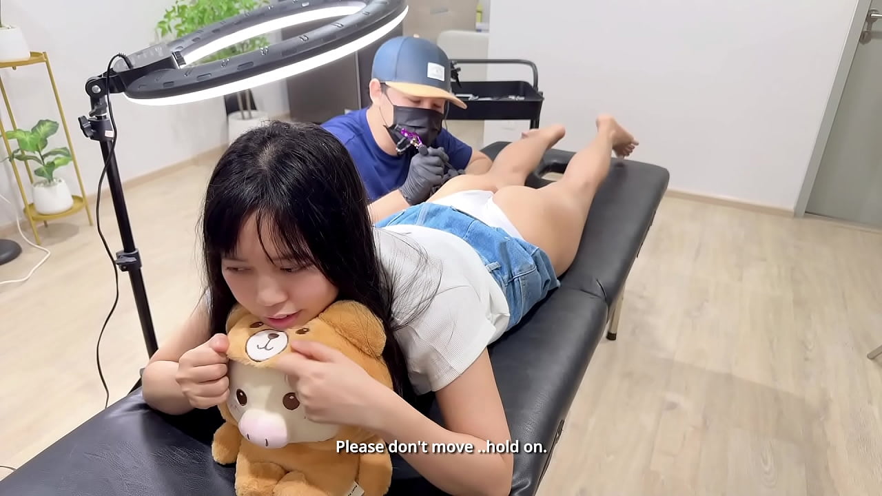 世界影片*可愛的女孩在性慾旺盛的時候勾引她的紋身藝術家